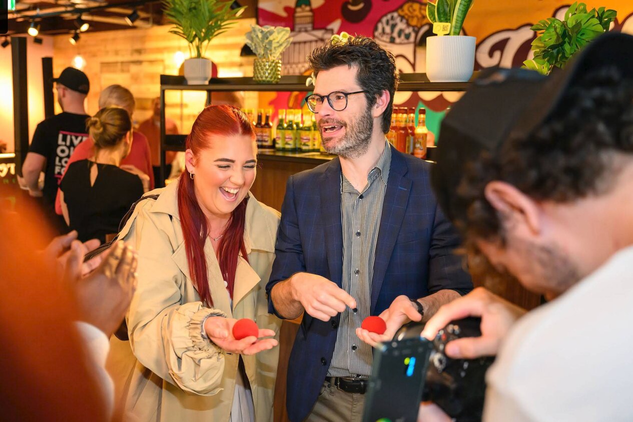 nottingham magician performing close up magic in a restaurant