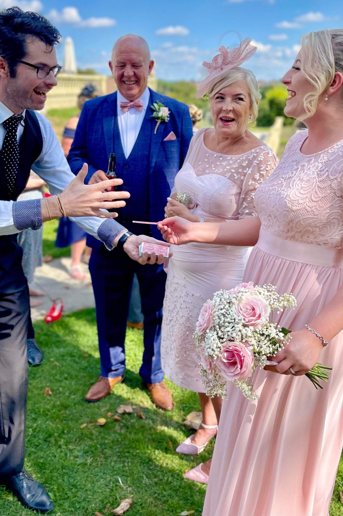 wedding magician ed making guests laugh at summer wedding
